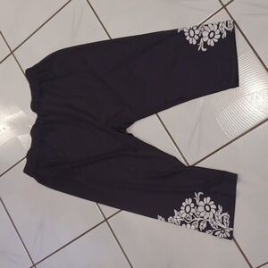 4/$60 Black Floral Capri Length Leggings - Size 1X (US16)